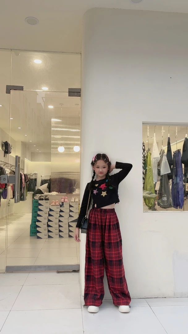 直筒格子裤，裤腿可调节.