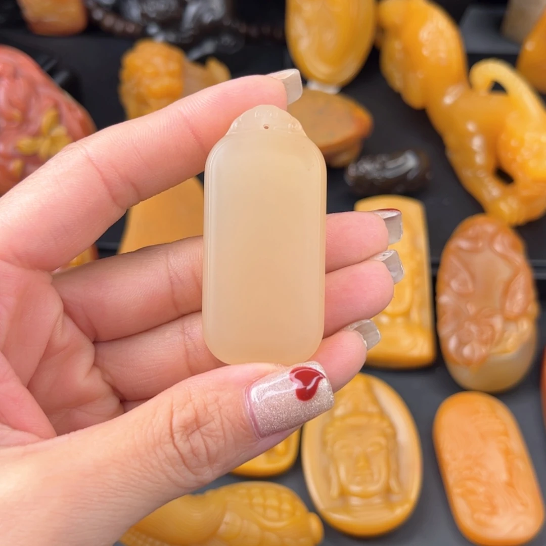 【闪购商品】石英质玉黄蜡石挂件未镶嵌伪*—
