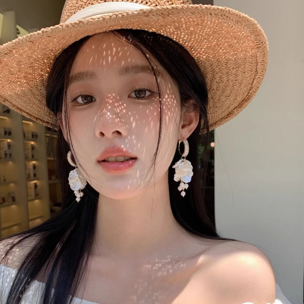 白色花瓣耳环轻奢高级感气质百搭耳坠2024新款爆款小众耳饰女