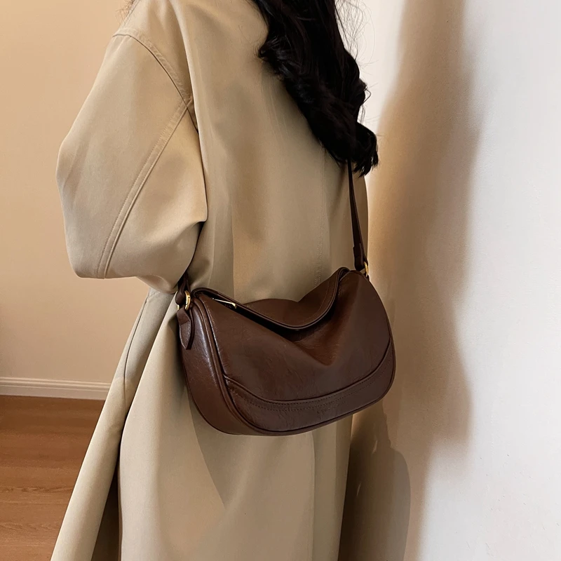 洋气流行包包女士2023新款时尚纯色质感单肩包复古秋冬斜挎饺子包