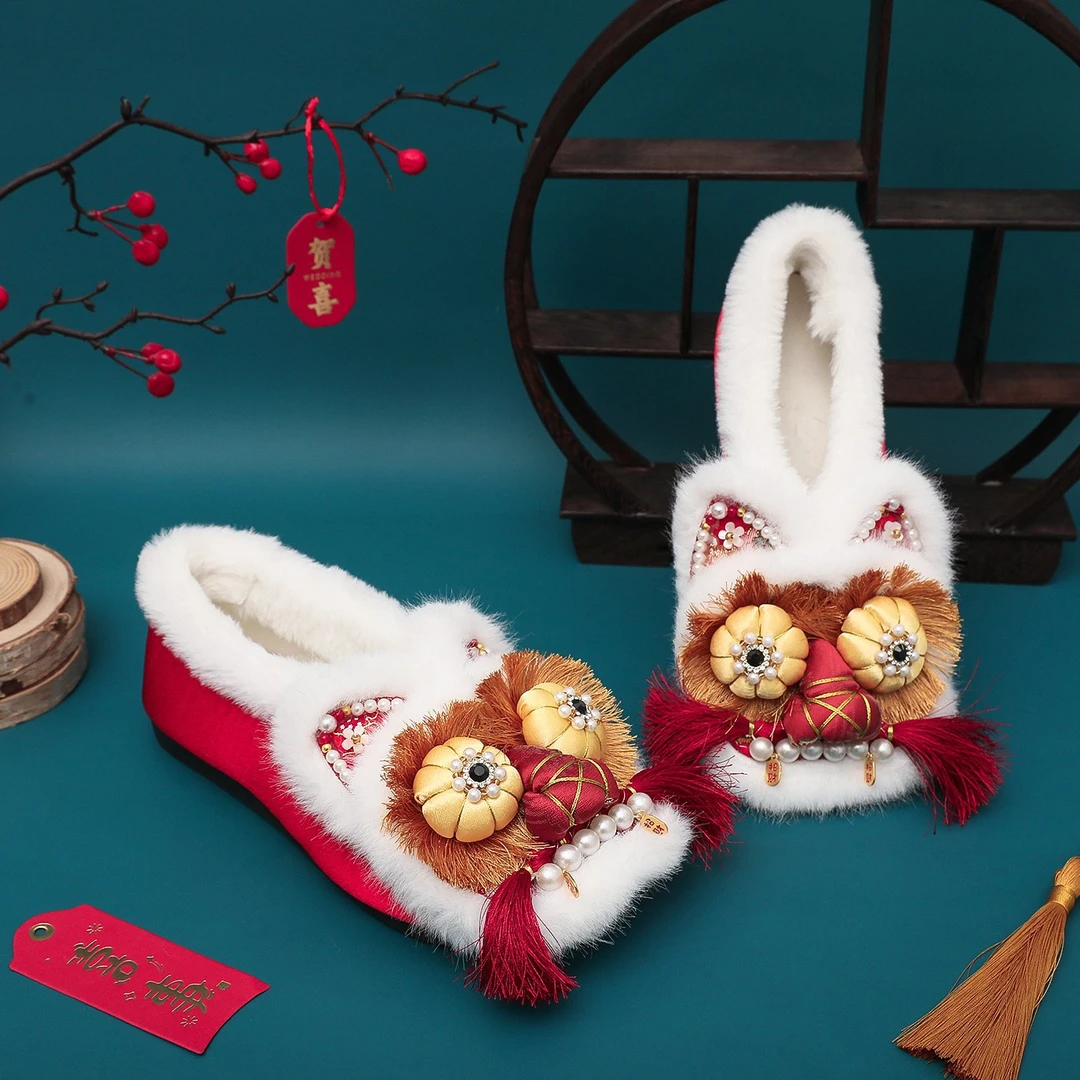 秋冬新毛毛虎头鞋平底加绒保暖舒适刺绣古装成人绣花鞋新年鞋女鞋