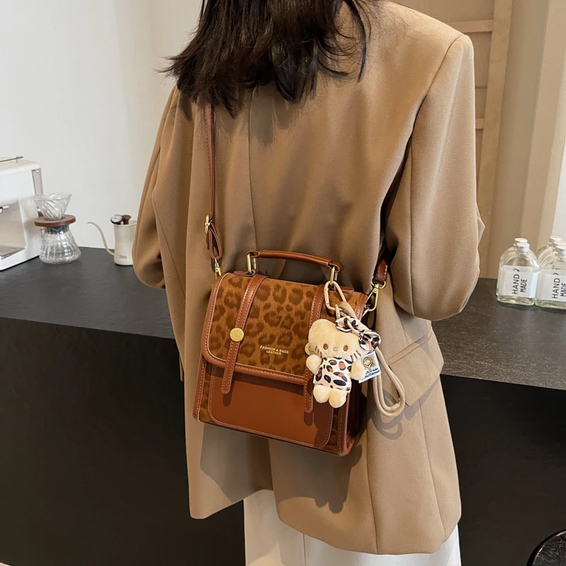 双肩包2024冬款包盖式豹纹百搭复古质感潮流印花可爱撞色毛绒旅游