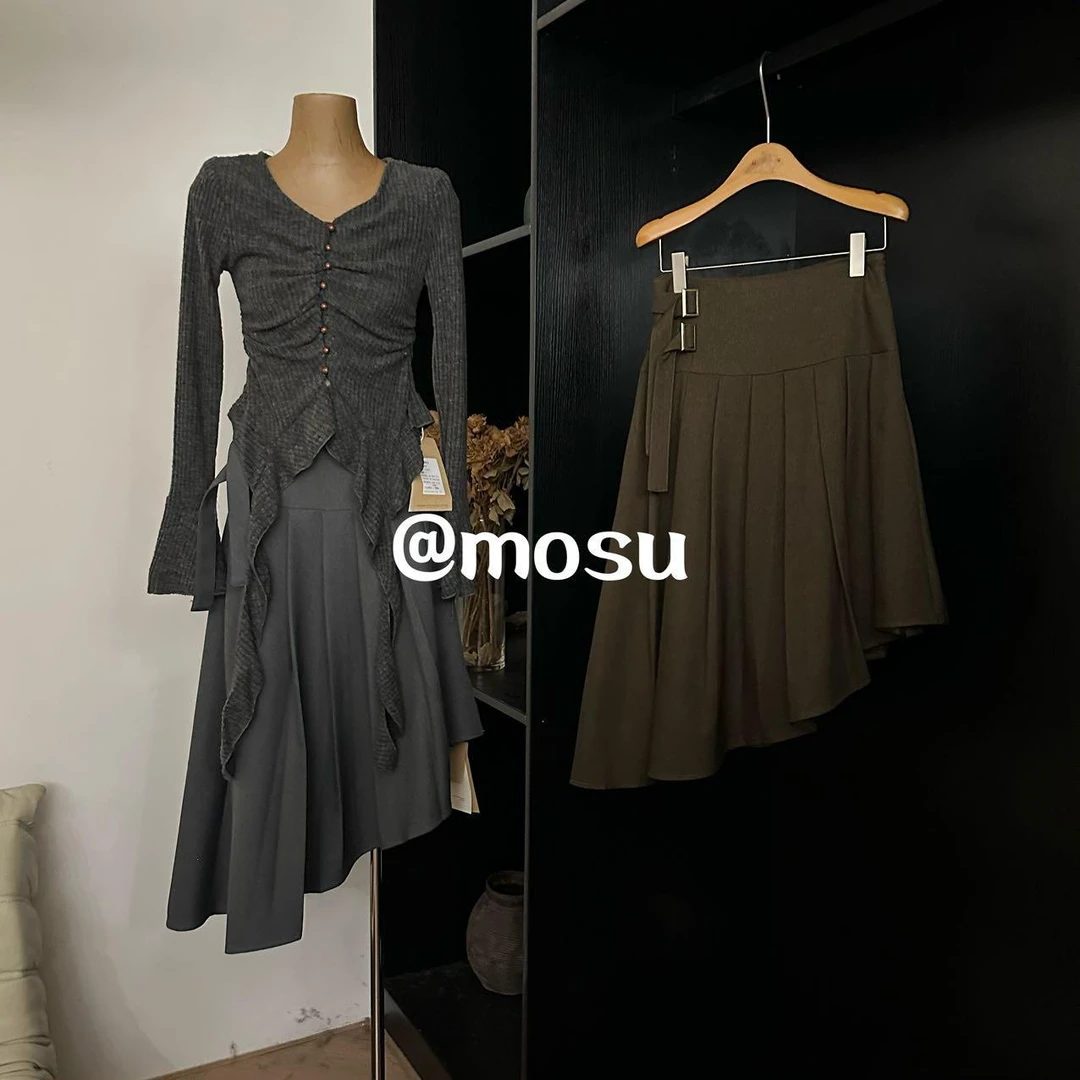 900291（mosu.新款）高腰显瘦A字不规则设计感百褶半身裙