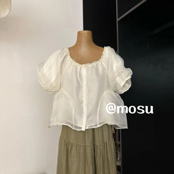 99821（mosu.新款）法式甜美泡泡袖贝壳扣珠光木耳边小衫