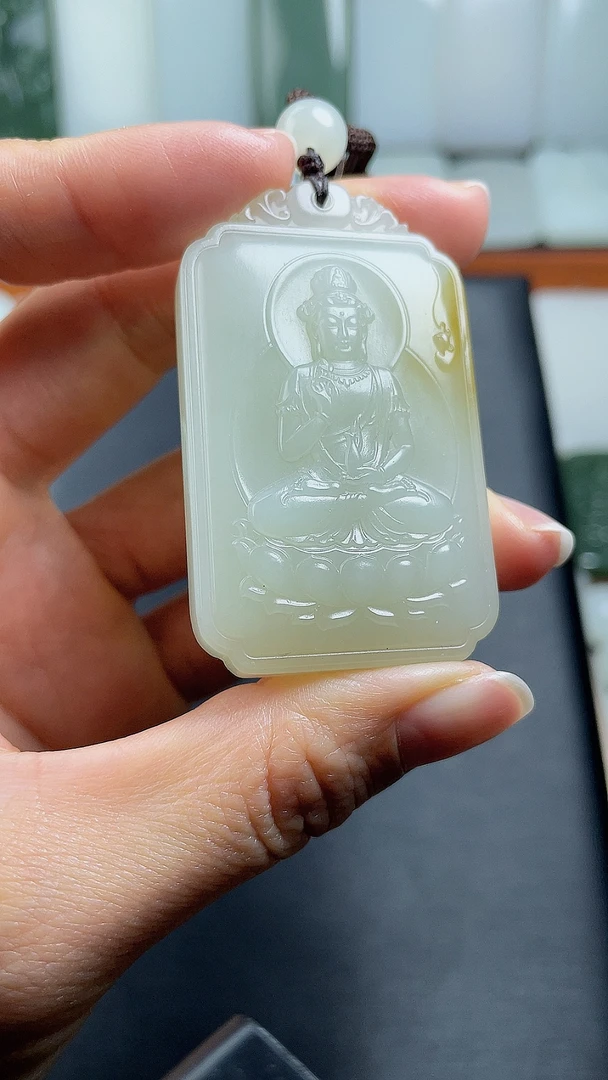 和田玉三五糖白观音牌，择色巧雕老熟油糯细腻（有猴毛包容）净重40g