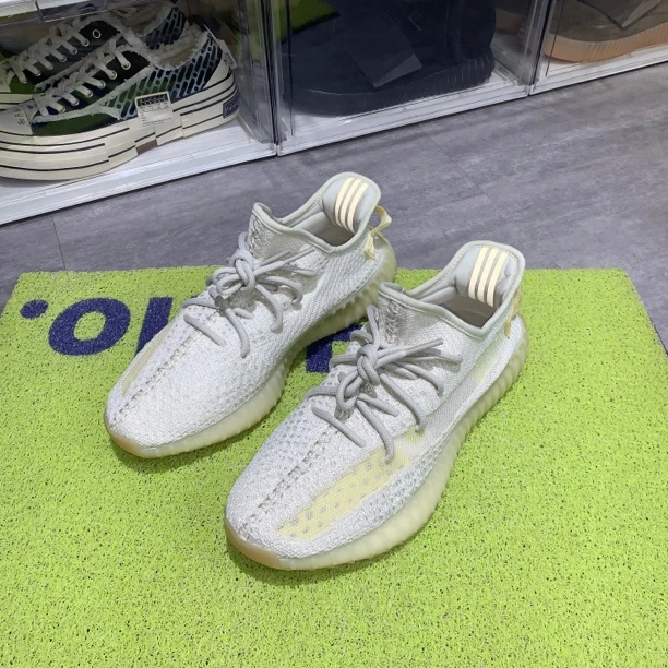 捡漏44码Yeezy350小雏菊 95新配盒1199秒杀球鞋