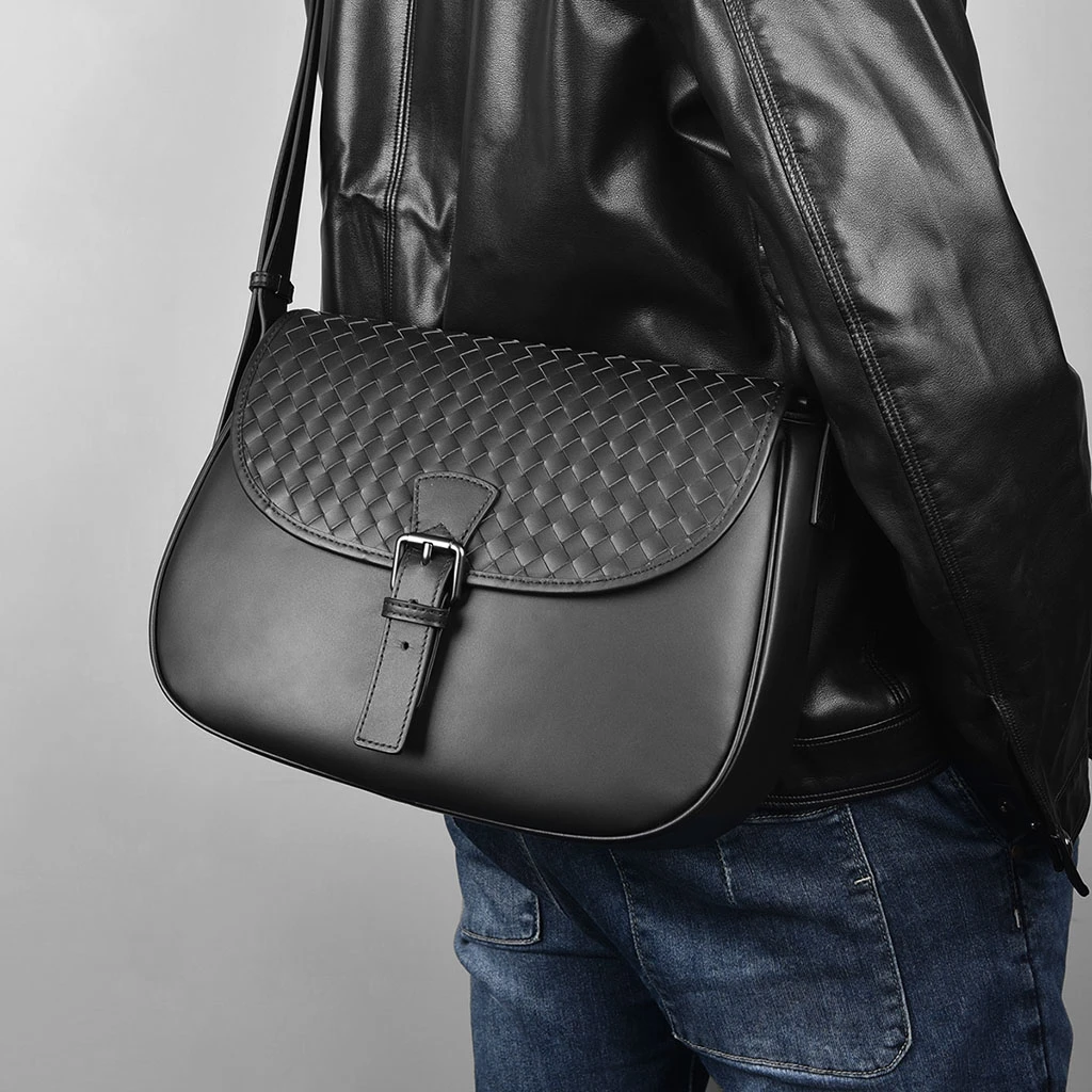 男士马鞍斜挎包2024新款单肩包邮差包大容量高级感通勤真皮编织包