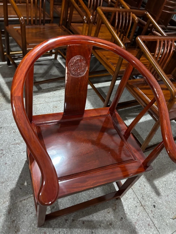 纯实木红塔利圈椅一张