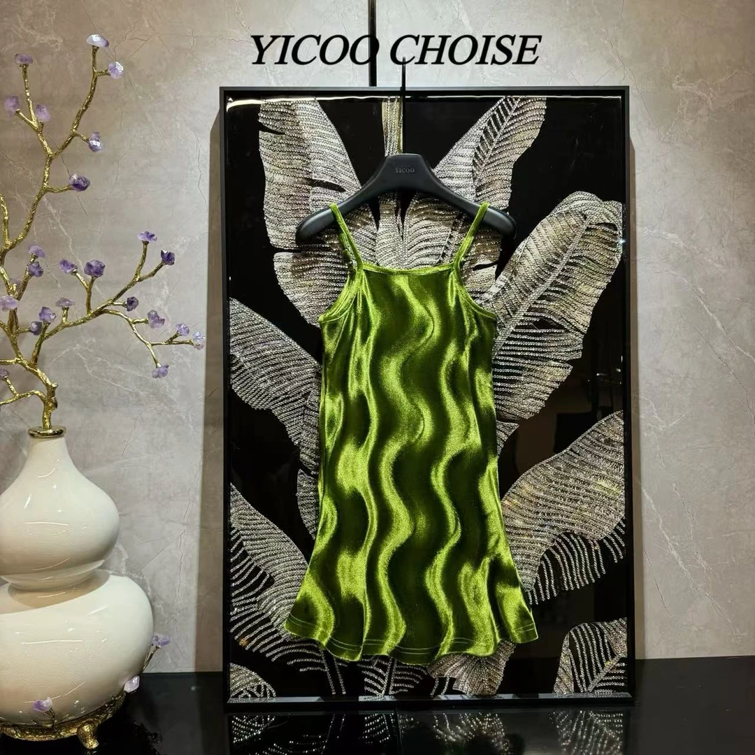 （嘉年华）YICOO【流光溢彩】 小众高定水波纹丝绒吊带裙YC246596