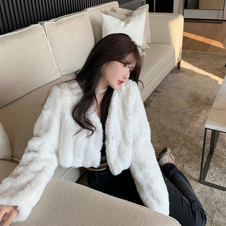 白色毛毛外套女冬高级感短款v领名媛毛绒气质百搭休闲时尚2023年