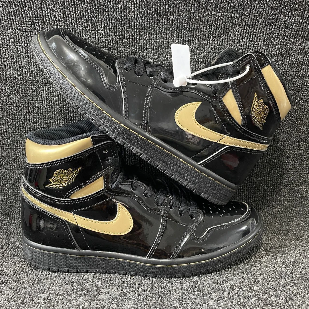 39码 AJ1黑金 公价2199 篮球鞋编号2352