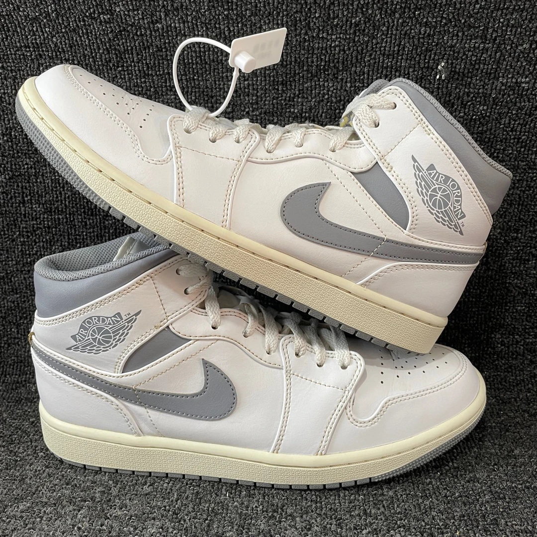 43码 AJ1白灰 95新 公价1079 篮球鞋编号2461