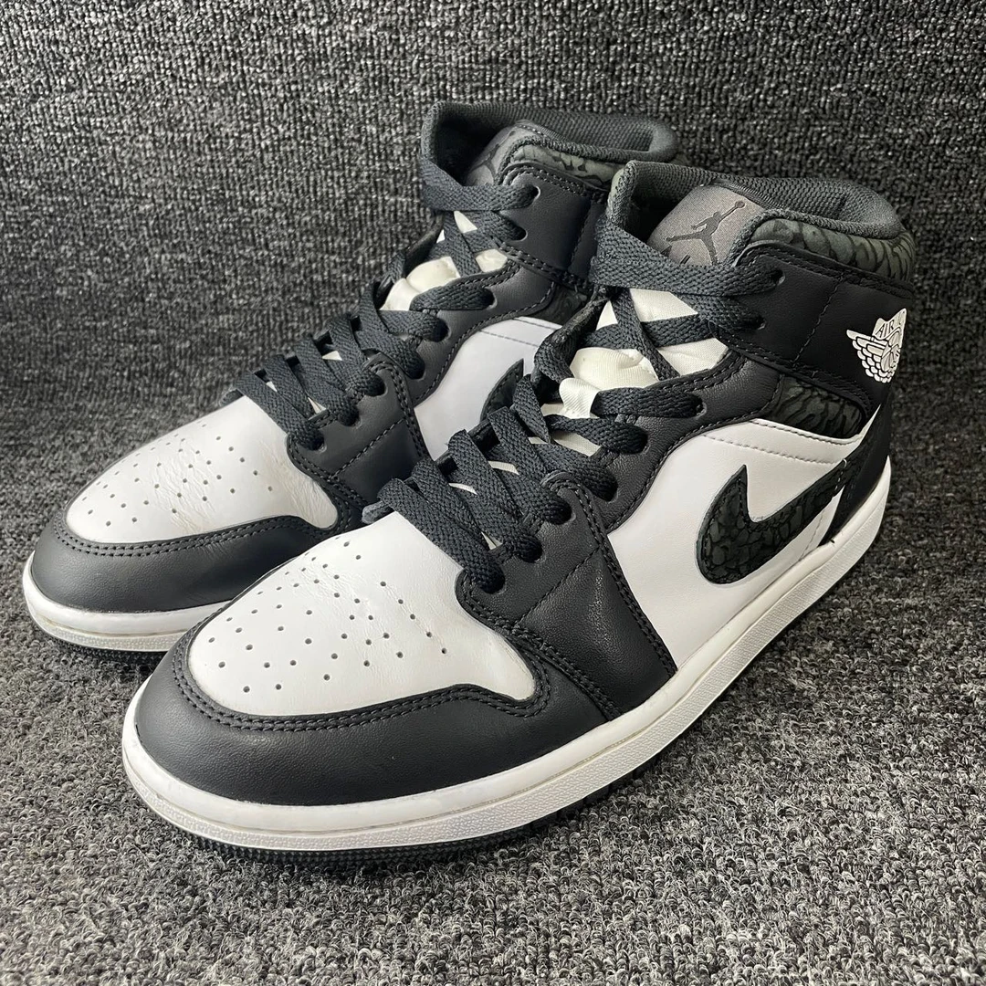 42.5码 AJ1黑白 95新 公价799 篮球鞋编号5661