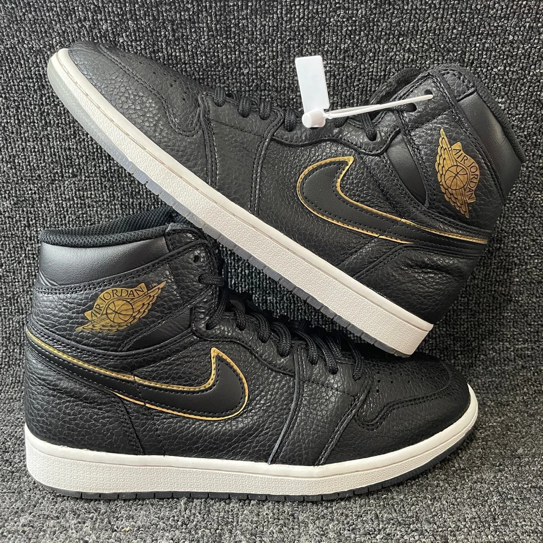 42.5码 AJ1黑金 95新 公价1699 篮球鞋编号2616