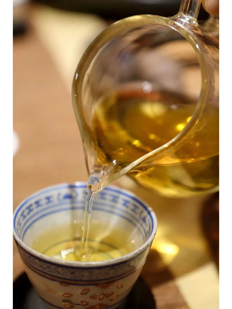 咏晴好茶  2022年八角亭盛世孔雀357克生茶饼   昆明仓