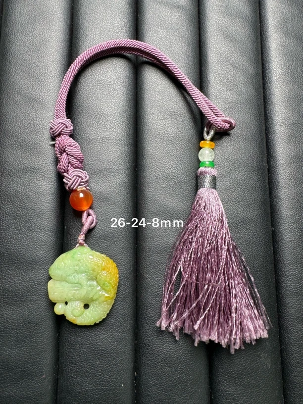 黄加绿翡翠A货特色巧雕蜥蜴