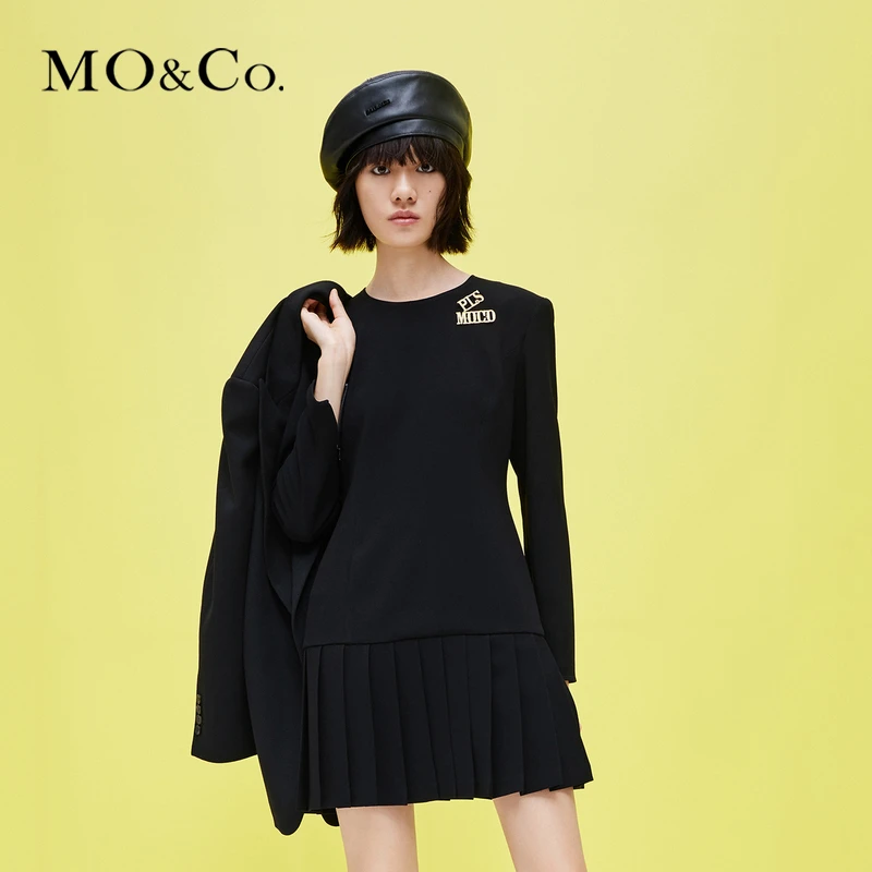 MOCO秋冬学院制服式垫肩收腰压褶连衣裙附精致胸针MBB4DRS010