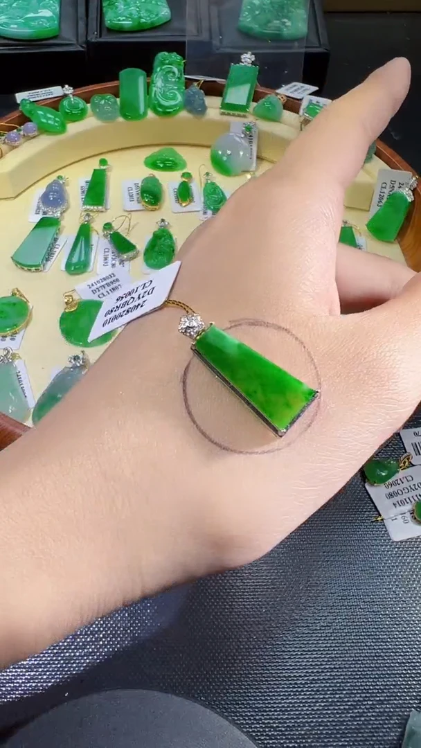 【闪购商品】翡翠颈饰18K金镶嵌我