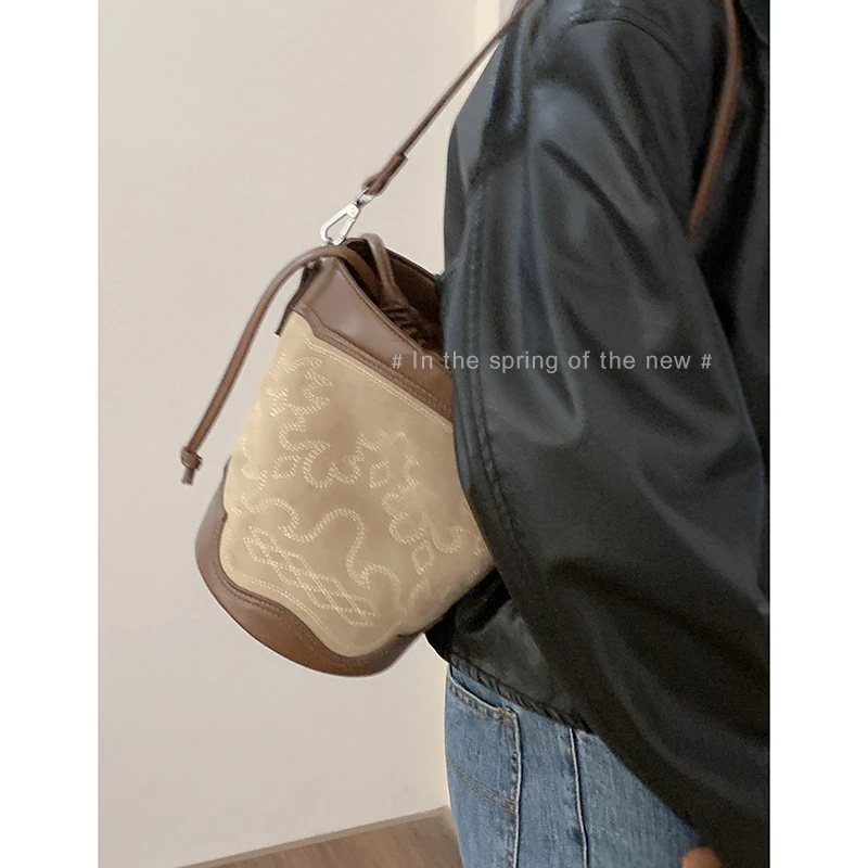 【00】复古质感腋下包包女新款磨砂刺绣水桶包百搭手提包斜挎包