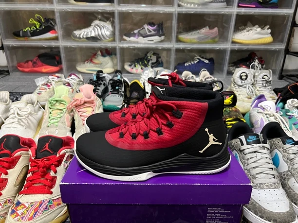 捡漏44.5码/fly2黑红篮球鞋/公价1272/右脚鞋标掉了一点