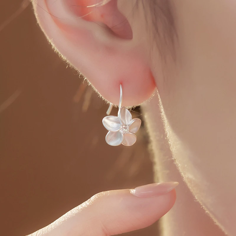新款时尚锆石五瓣花耳坠女简约短款东大门气质感磨砂花朵耳钩耳环