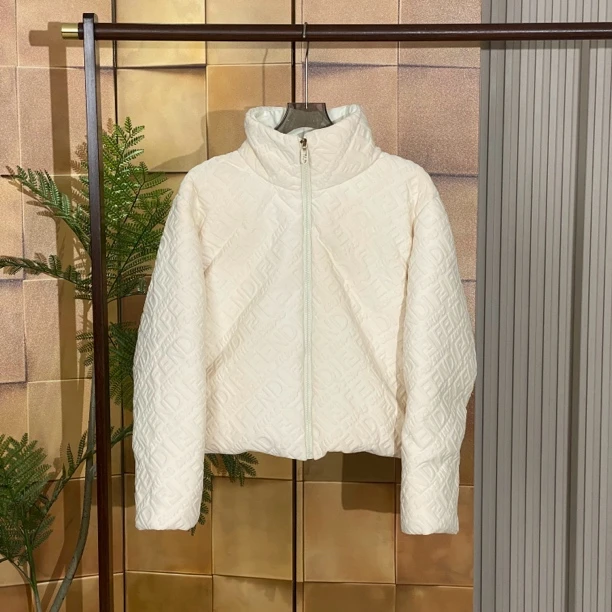 Fendi奶白色弹幕浮雕字母logo满印羽绒服/m码/99新/女24719