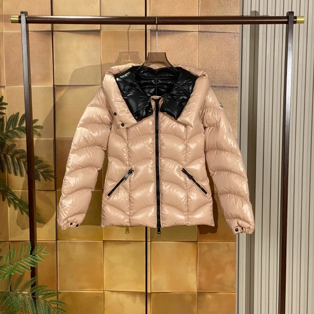 Moncler Akebia 樱花粉亮面连帽羽绒服/1码/99新漫画标遗失/25957