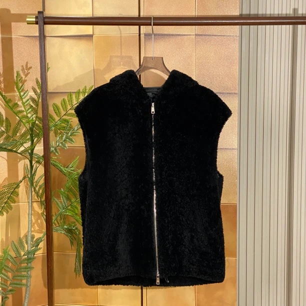 prada23ss黑色logo皮毛一体马甲外套/38码/99新公价47000/23375
