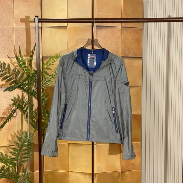 Prada 金属三角标冲锋衣外套/50码/99新/23357