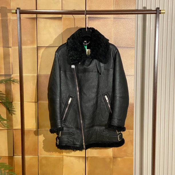 Burberry 黑色皮扣皮毛一体外套/46码/99新/25209