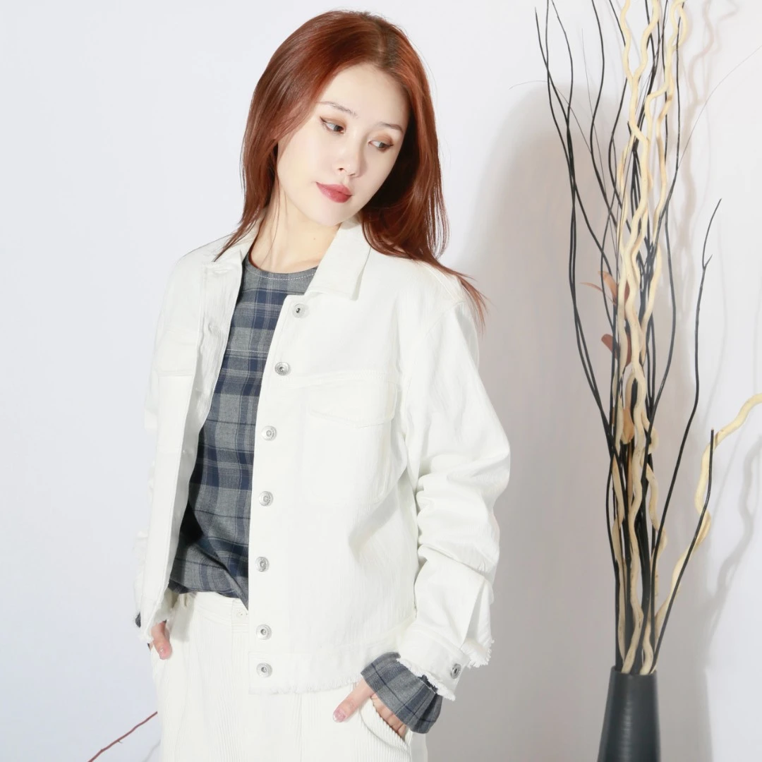 白色棉质牛仔短款夹克底口袖部手工撕毛设计长袖牛仔衣