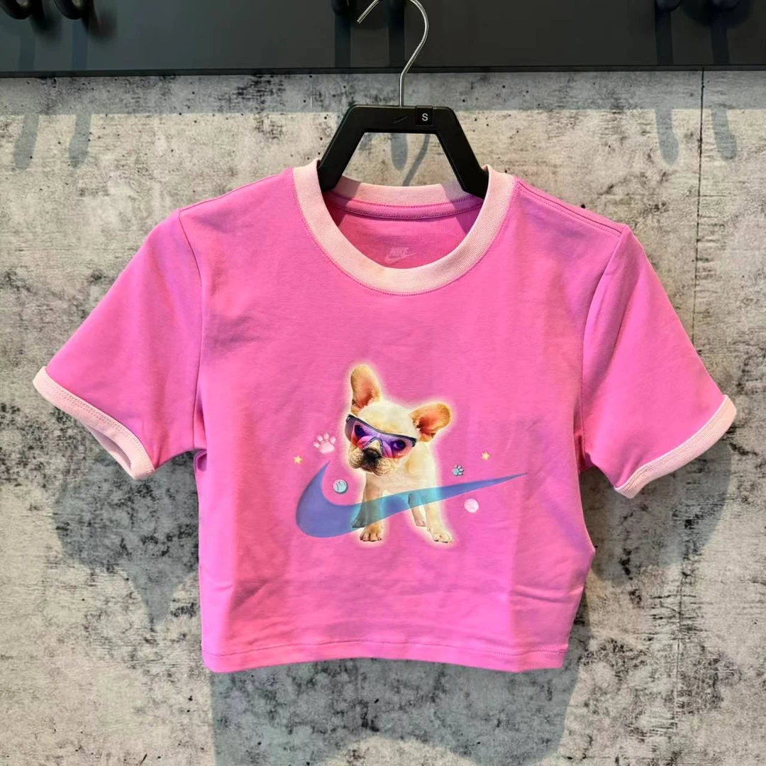 【滔搏联动】NIKE耐克女子粉色短款狗狗印花无领短T恤 HM4621-675