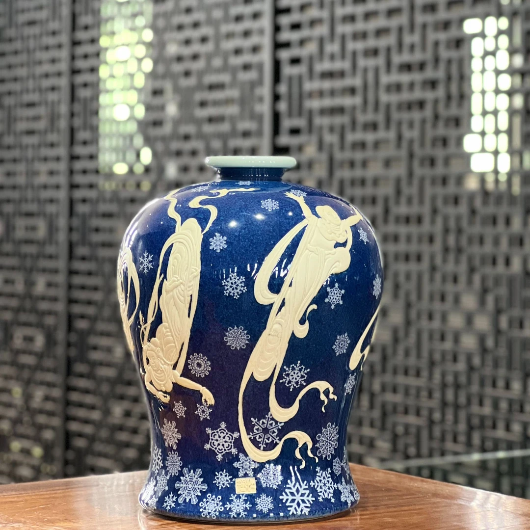 洒蓝天女散花雕刻梅瓶