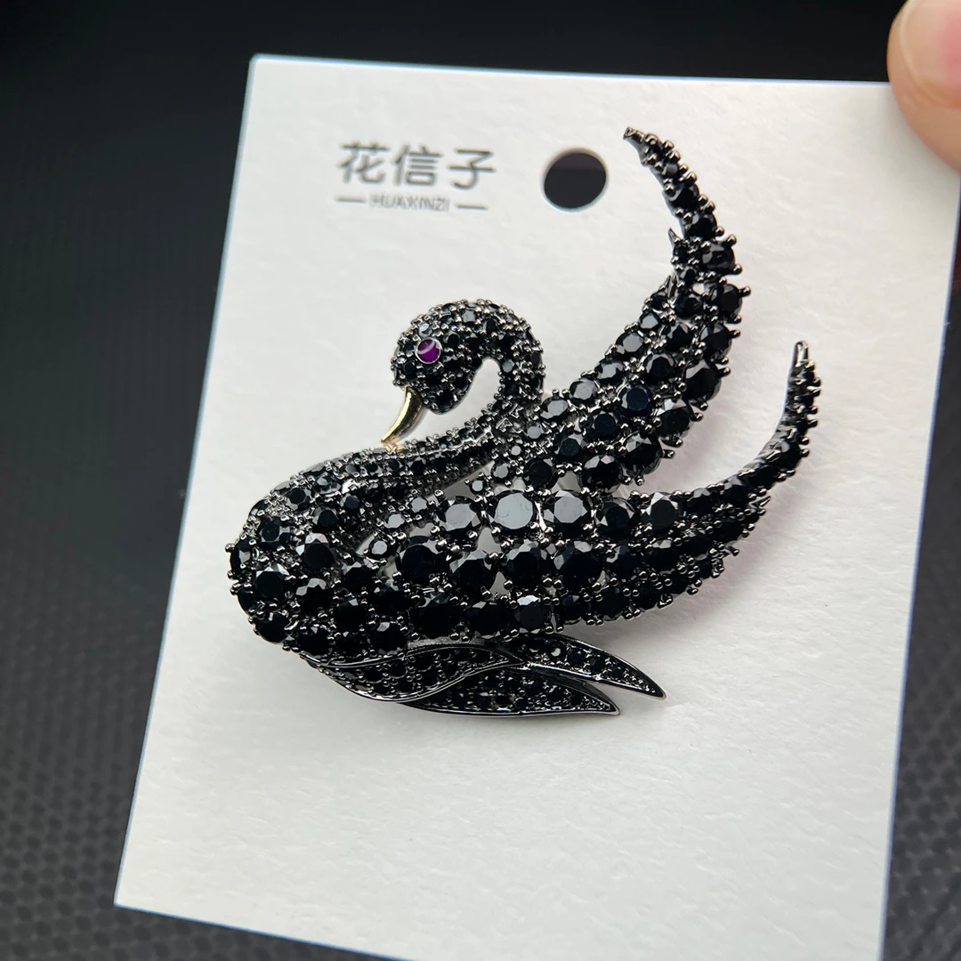 花信子 铜锆石胸针 6753 黑天鹅 双11新品复古经典优雅大衣胸花