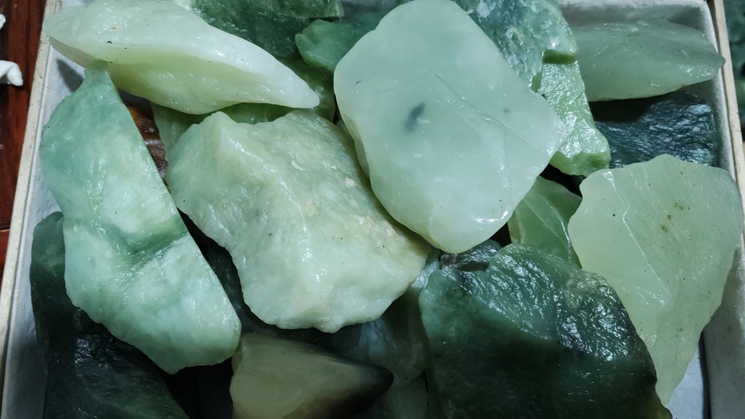 天然岫玉手把件风景石多样性随机发货一块