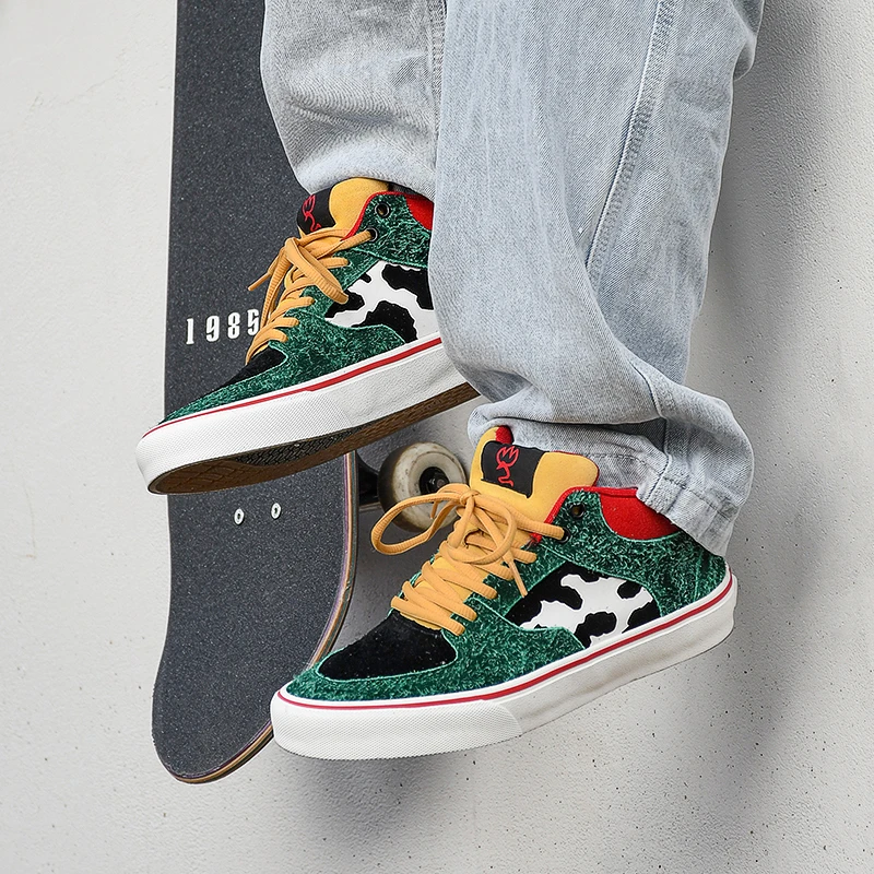 极路客新款秋冬圣诞长绒耐磨中高帮男女款学生小众减震专业滑板鞋