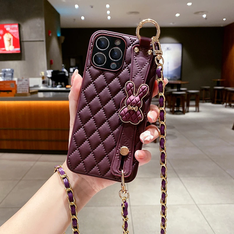 奢华皮革适用苹果15promax手机壳腕带iPhone14套女斜挎潮牌高档16