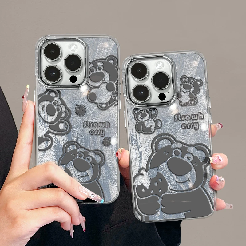 适用苹果15简约iPhone14手机壳三只草莓熊13p潮流X创意鎏金羽纱壳