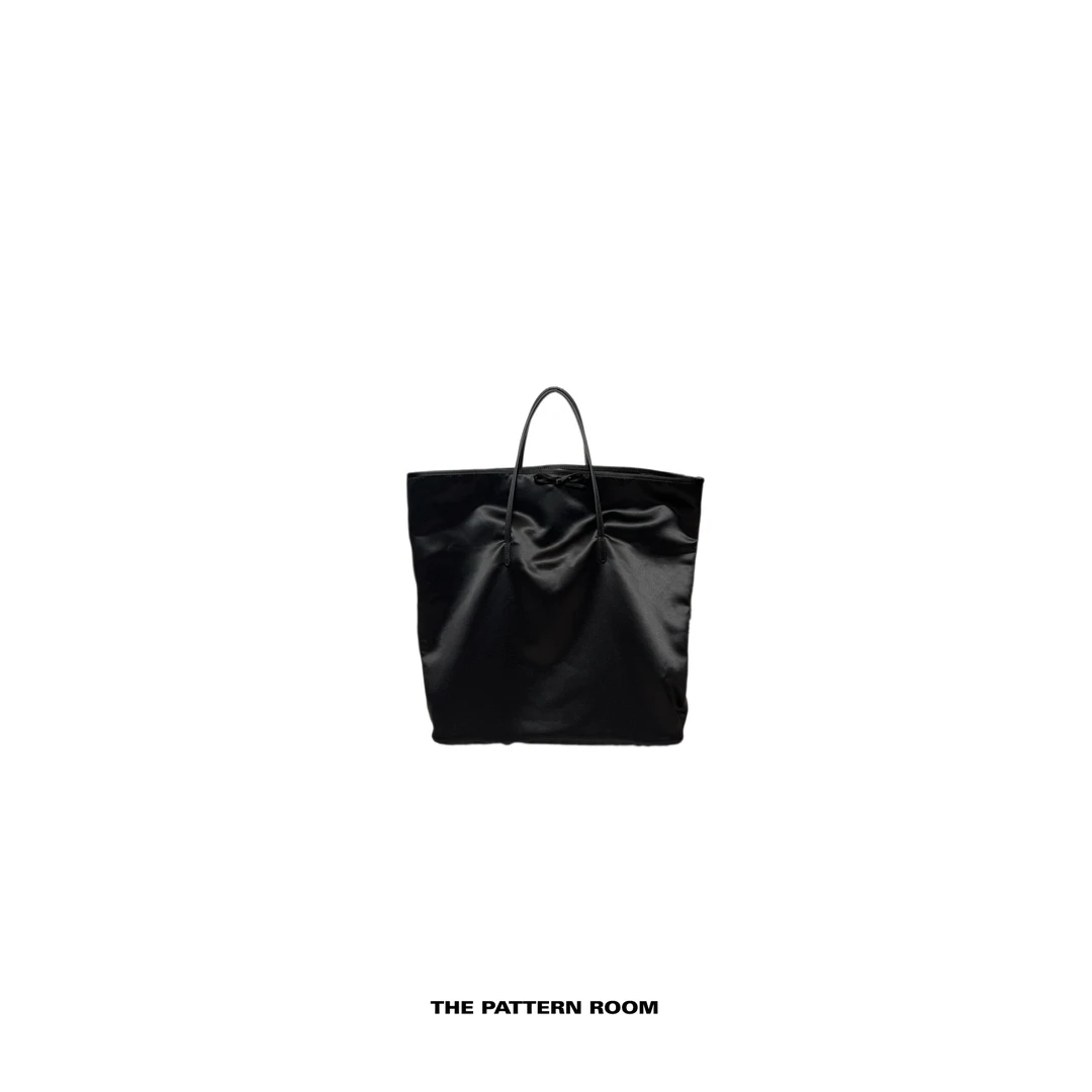The pattern room | 量感时髦超级大流光黑蝴蝶结单肩手提包