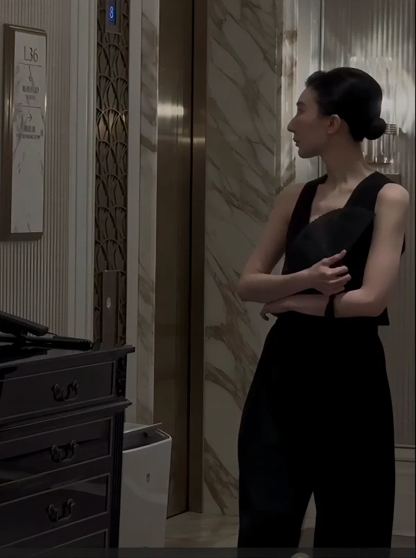 【坤姨专属】高级感  AK24000771 时尚卷边通勤马甲