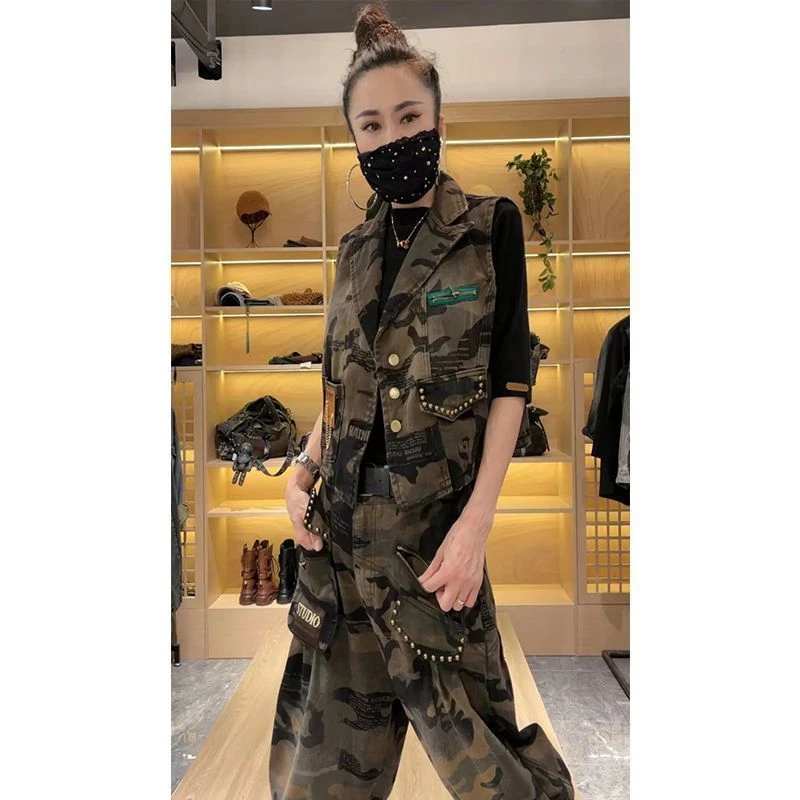 欧洲站2024春秋新款时尚洋气无袖迷彩马甲搭配个性宽松哈伦牛仔裤