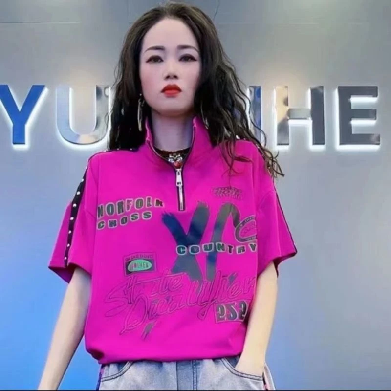 2024夏季显瘦休闲宽松立领拉链玫红重工印花钉珠短袖T恤