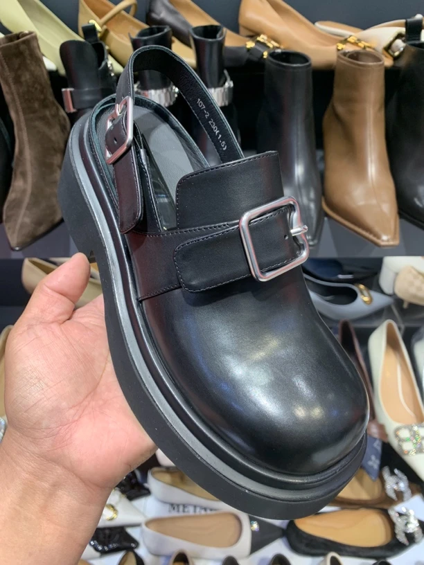 欧洲站2024早春新款皮带扣粗跟包头凉鞋外穿复古圆头真皮勃肯鞋女