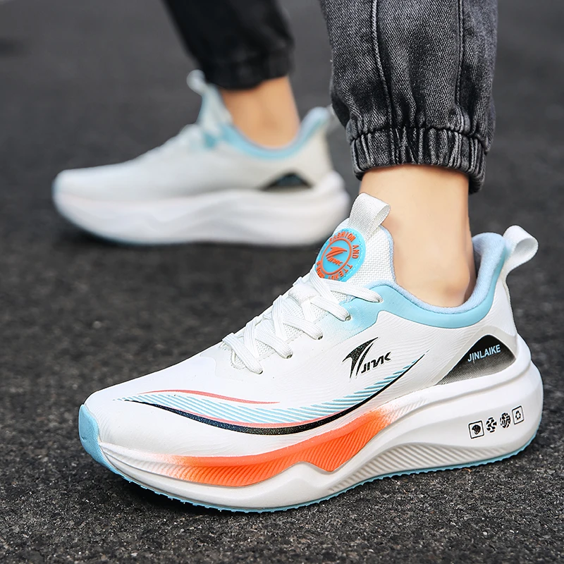 秋冬新款皮面休闲防滑运动鞋2023年爆款碳板减震轻便跑步鞋情侣鞋