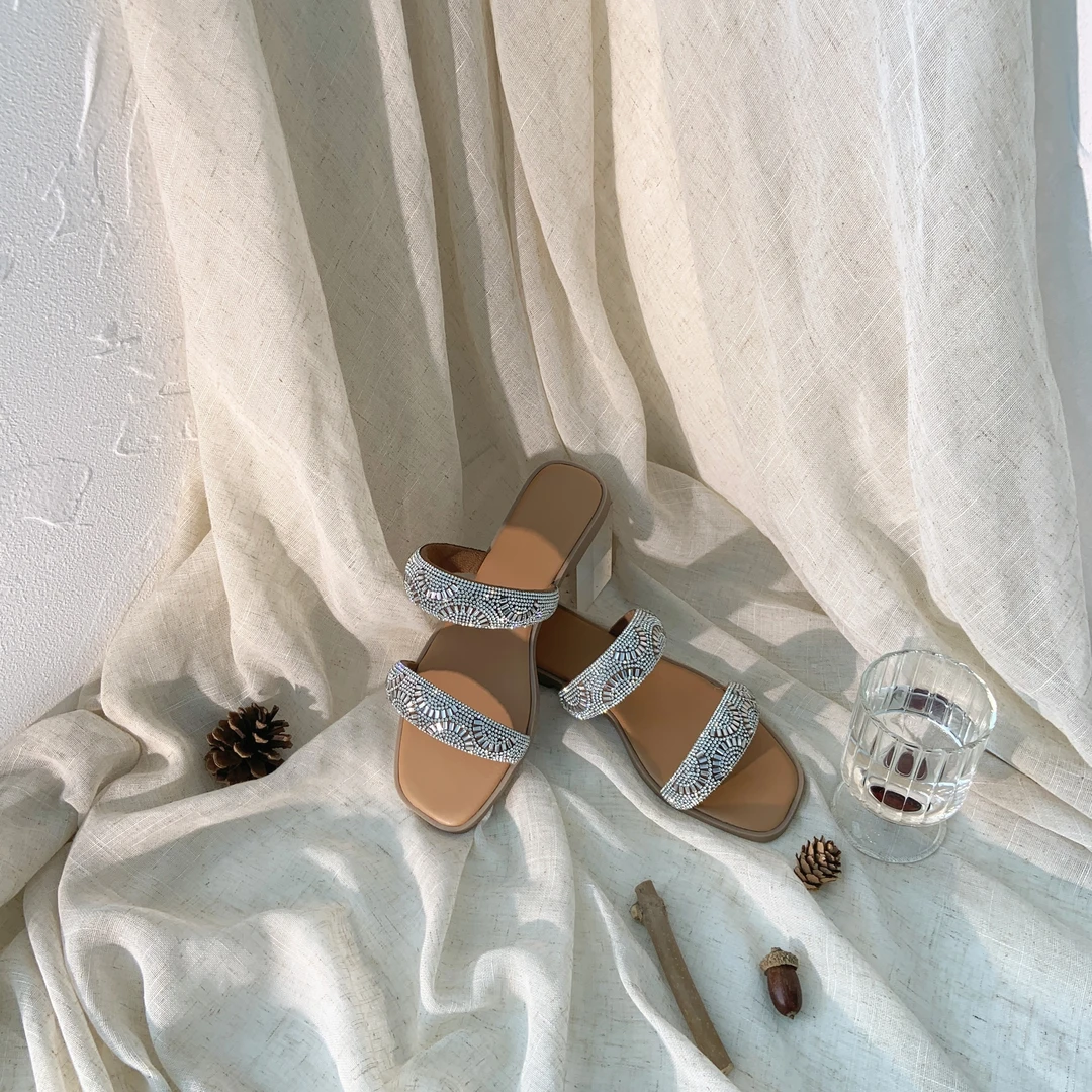 2024年夏日新款海滩度假风满钻闪耀气质方头百搭一字带凉鞋不伤脚