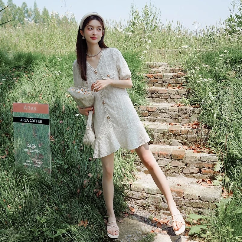 白色小香风连衣裙女夏季2024新款法式别致高级感小个子荷叶边裙子