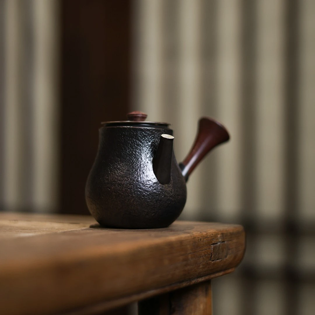 【福器】紫皮侧把小壶-180CC (春喜铜0313)