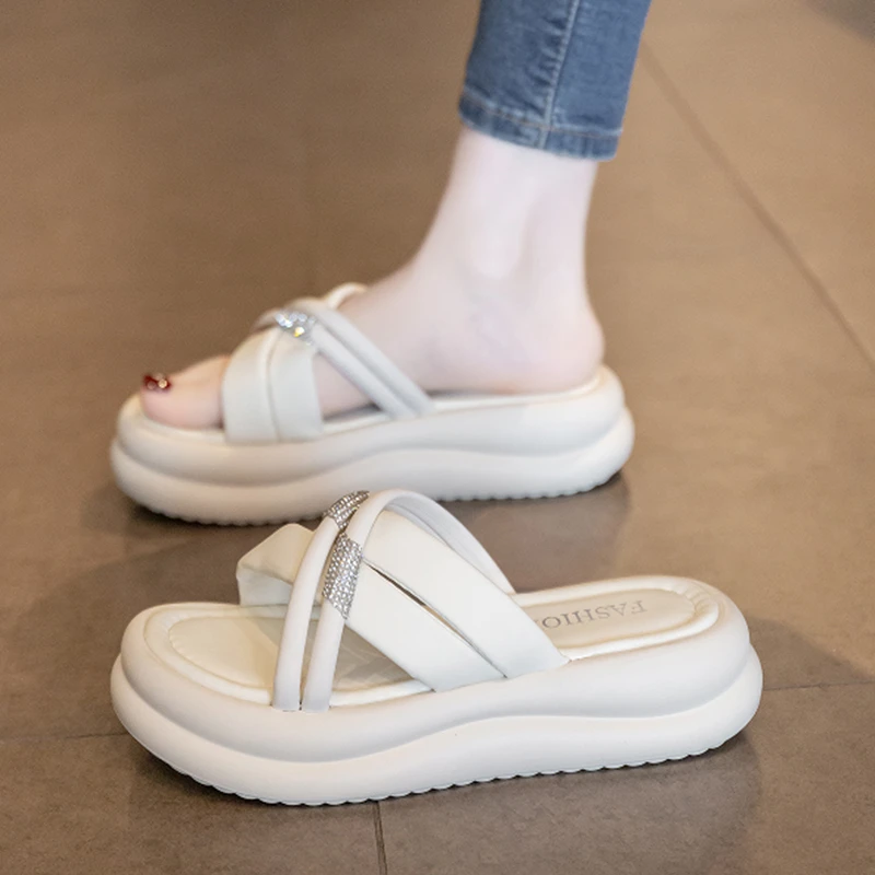 凉拖鞋女夏季时尚外穿2024新款水钻厚底孕妇沙滩凉鞋踩屎感一字拖