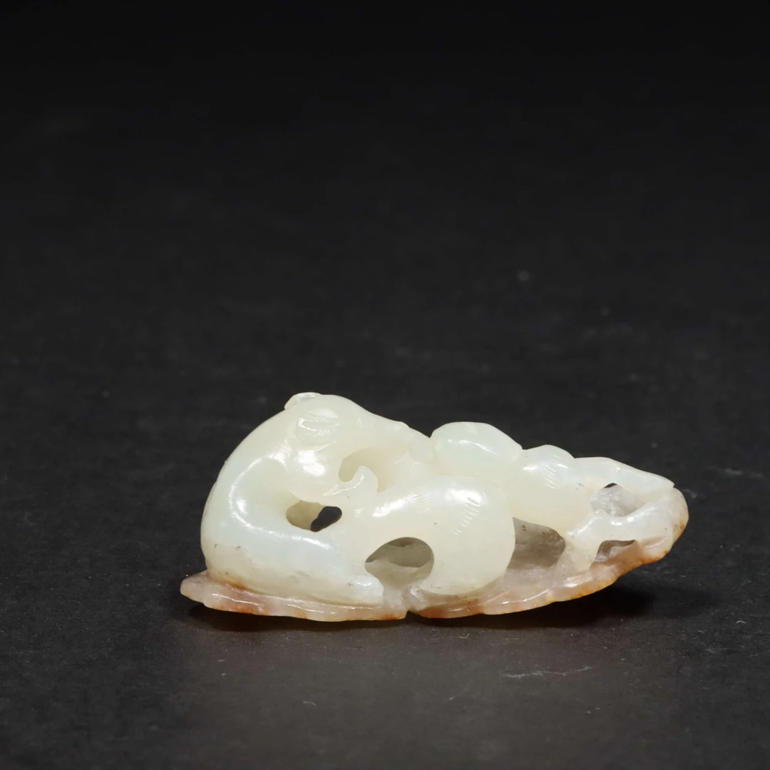 881清和田玉松鼠葡萄挂件1106