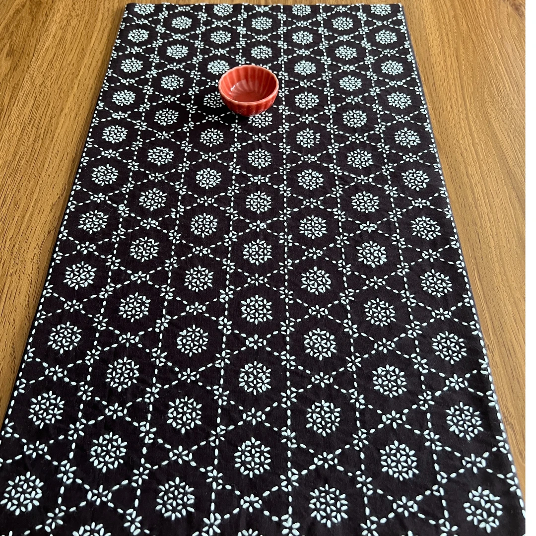 棉麻面料手工制作，茶席，雪绒花图形，五层布料制作而成。